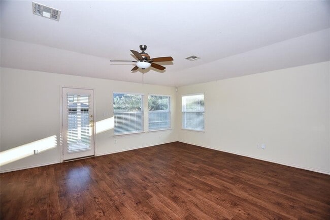 Building Photo - 3305 Stonewall Dr