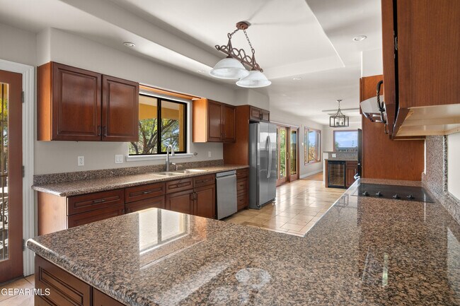 Building Photo - 6204 Pinehurst Dr