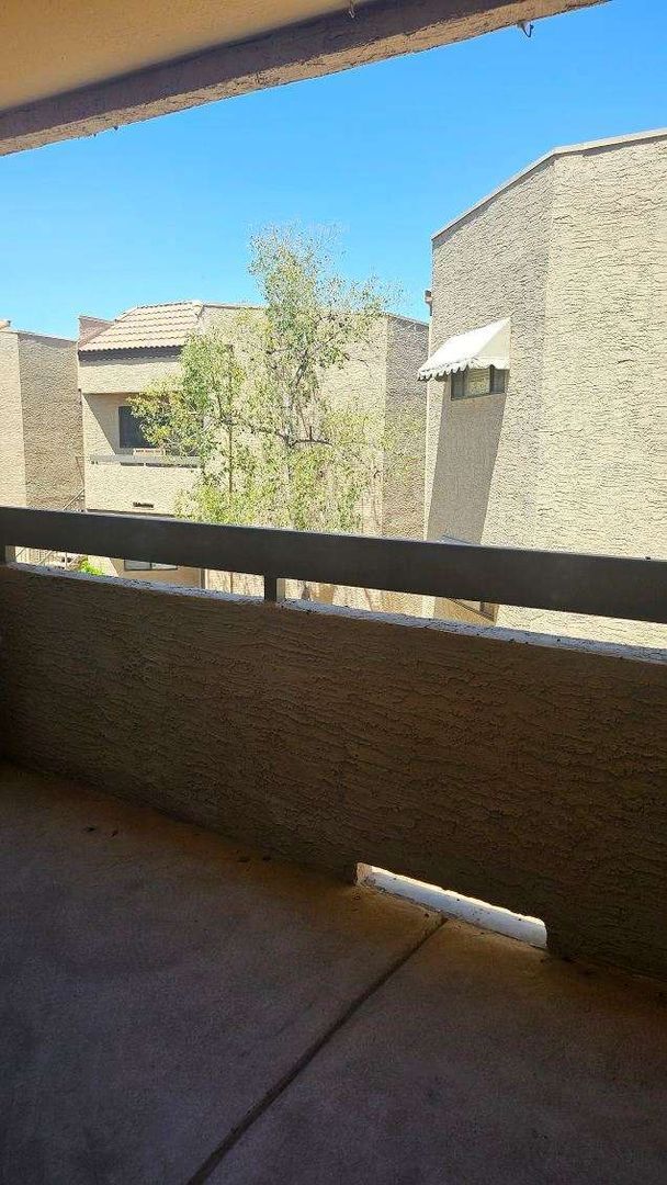 Building Photo - FREE RENT/EARLY ENTRY  1 bedroom 1 bath Beautiful Upstairs Unit in Prime Location