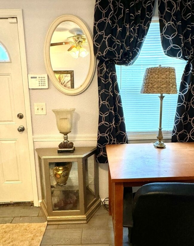Building Photo - Charming 1BR House in Toledo