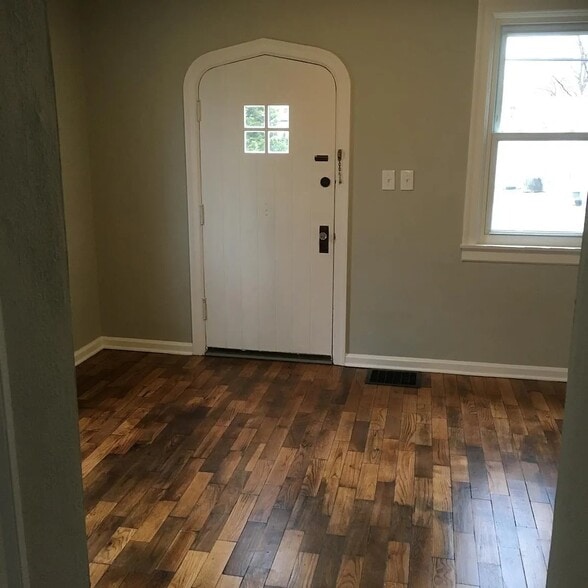 Building Photo - 211 W Arlee Ave