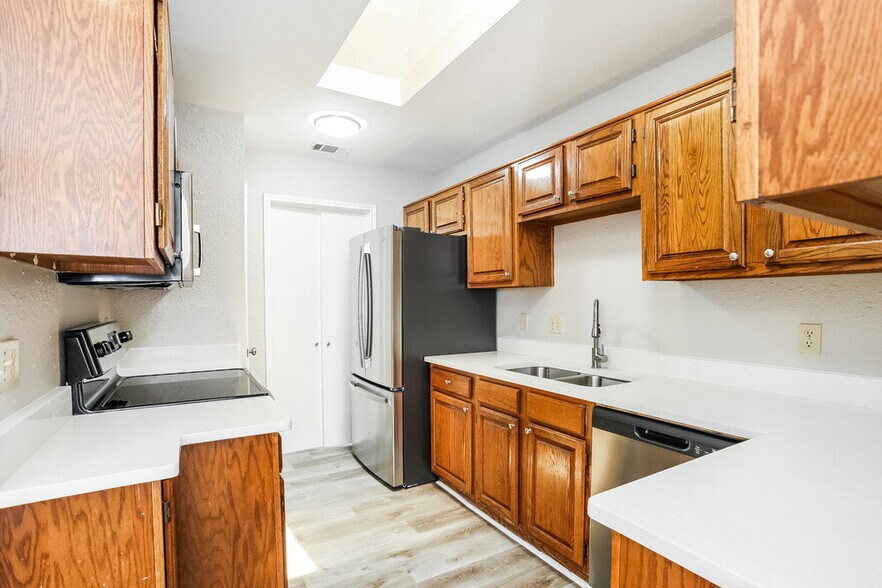 Building Photo - 101 Streamside Dr