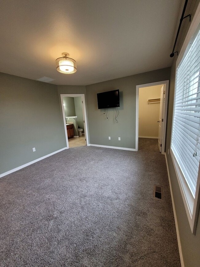 Building Photo - Well Maintained Family Home in Clarkston Heights