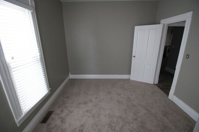 Building Photo - 3 bed 2 bath Campus Rental