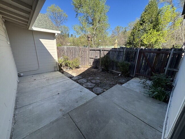 Building Photo - Recently remodeled two bedroom home near popular hiking trails and downtown Placerville.