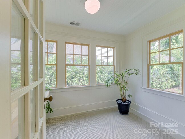 Building Photo - 508 Seldon Dr