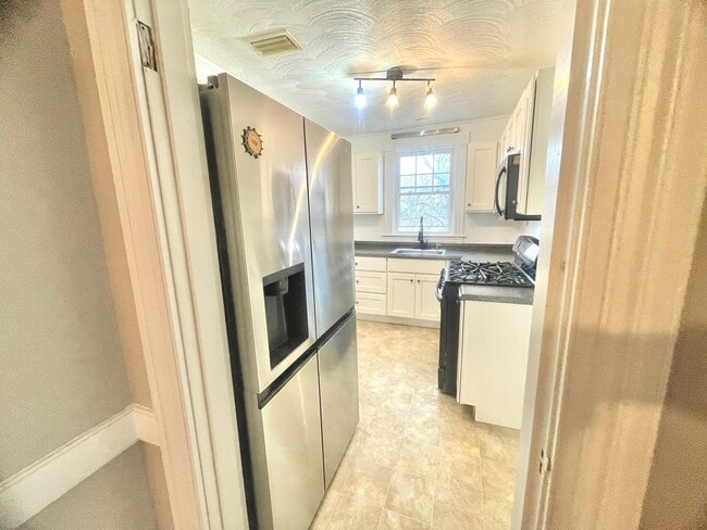 Building Photo - Stunning spacious 2nd floor apartment with Water View!