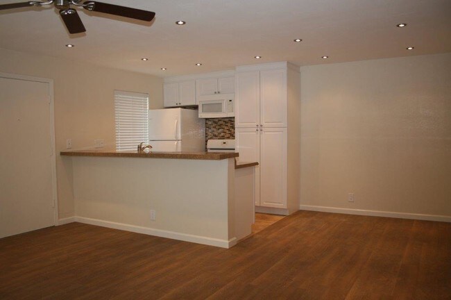 Building Photo - 2845 S Fairview St