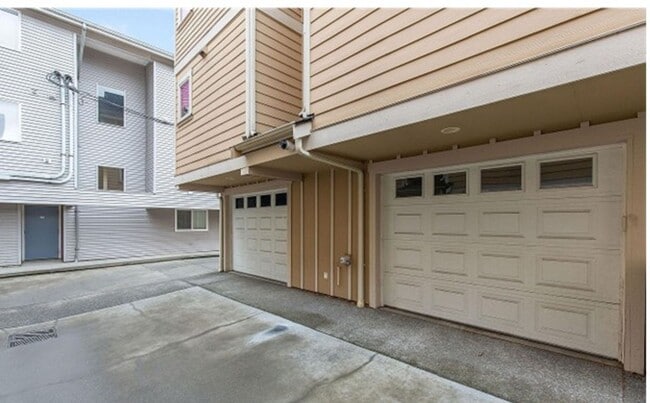 Building Photo - Energy-efficient townhome in the desirable community of Crown Hill is ready to be loved!