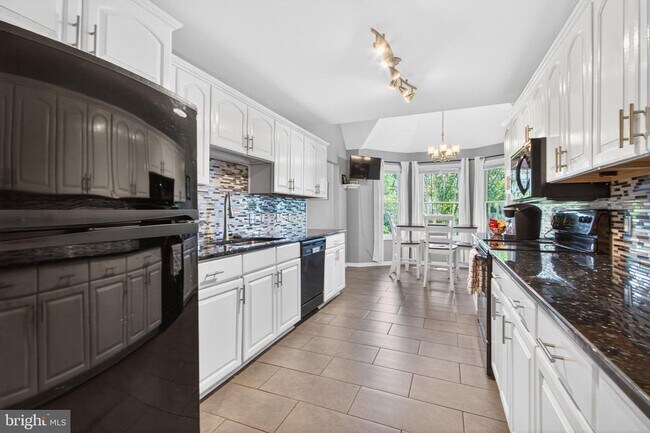 Building Photo - 3 Tall Oaks Ct