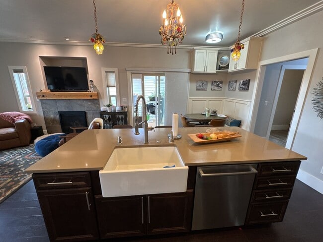 Building Photo - FULLY FURNISHED ALL-INCLUSIVE STUNNING HOM...