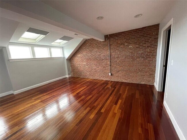 Building Photo - 422 Broadway,