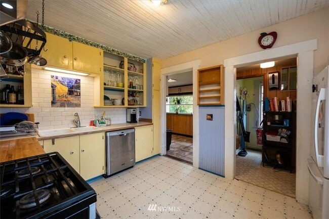 Building Photo - 3 Bedroom 1800 sq ft Cute Farm House with Acreage for Animals/Livestock