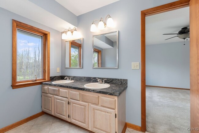 Building Photo - 3293 Greenleafe Dr