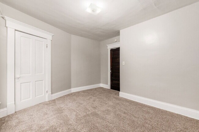 Building Photo - 25 E Blake Ave