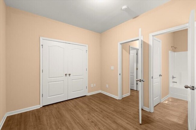 Building Photo - 5 Bedroom in Buford. Great School