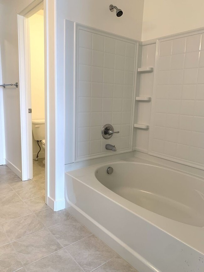 Building Photo - Move In & Get 2 Weeks Free! 3 Bed 2.5 Bath Townhome in West Haven