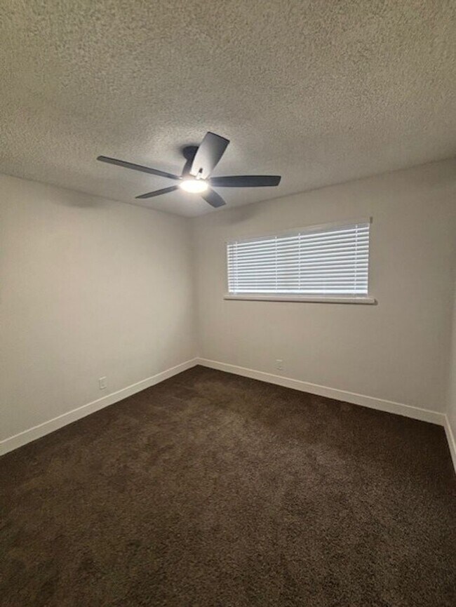 Building Photo - Clean 3 Bedroom / 1.5 Bathoroom House in T...