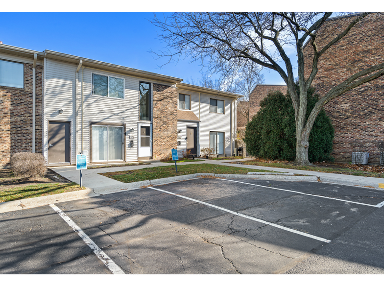 Apartment Building | Apartments for Rent in Woodridge, Illinois | The Townhomes at Highcrest - The Townhomes at Highcrest