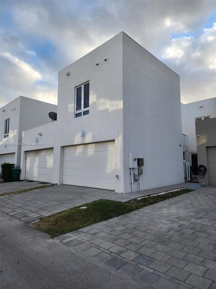 Primary Photo - 6331 NW 105th Ct