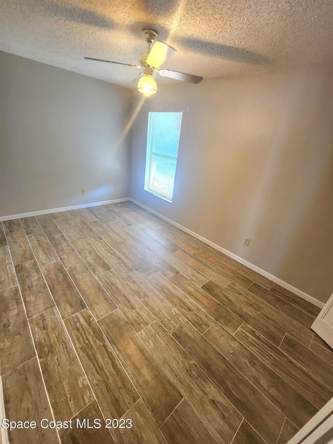 Building Photo - 230 Applewood Cir