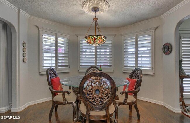 Building Photo - 1933 Gus Moran St