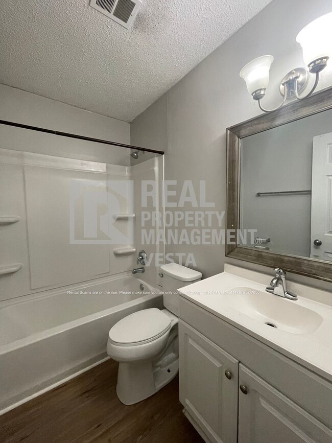 Building Photo - Spacious Two Bedroom Apartment in Warner R...