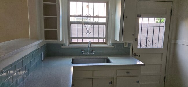 Building Photo - Downtown 2 bedroom apartment in triplex