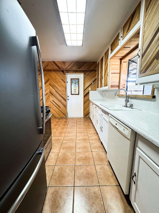 Building Photo - "Charming 3 Bedroom, 2 Bathroom Home with ...