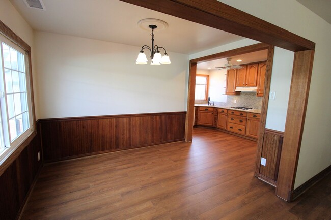 Building Photo - Quaint Midtown Ventura Home