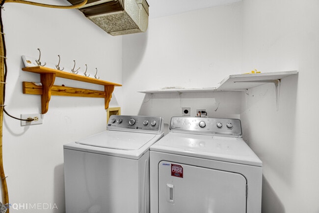 Building Photo - 920 Surrey Dr