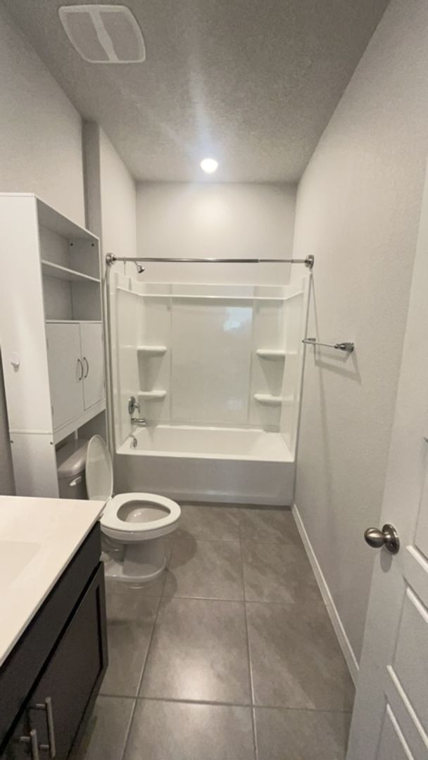 Building Photo - Beautiful UPGRADED 3bedroom 2 bathroom Hom...