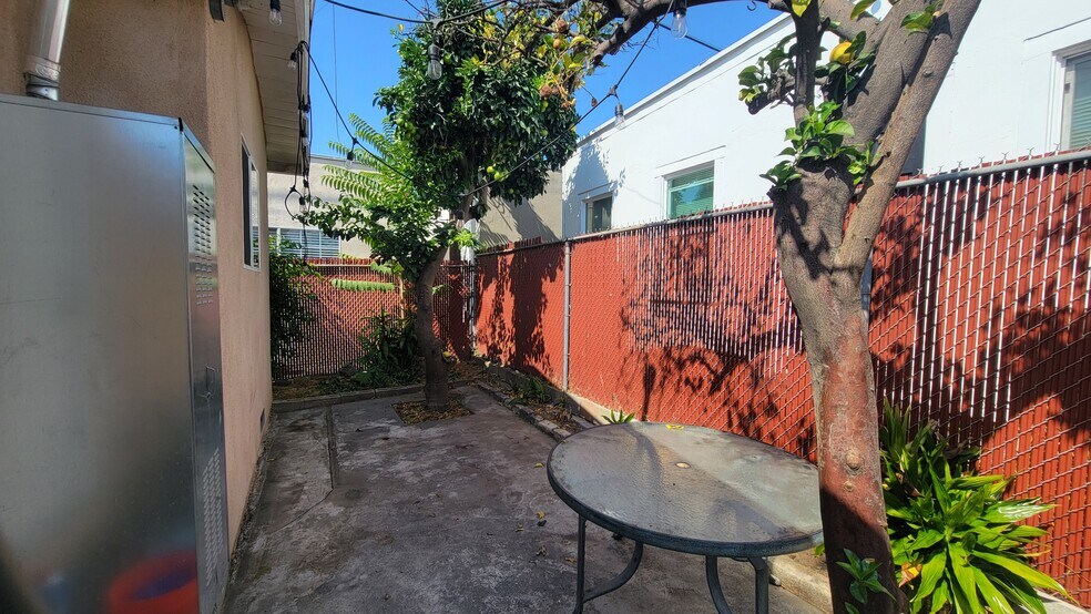 Building Photo - 1243 N Alexandria Ave