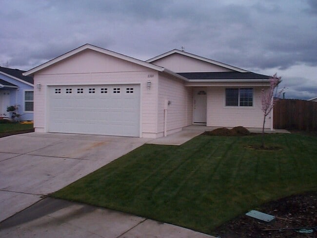 Primary Photo - Nice home in cul-de-dac near White Mountai...