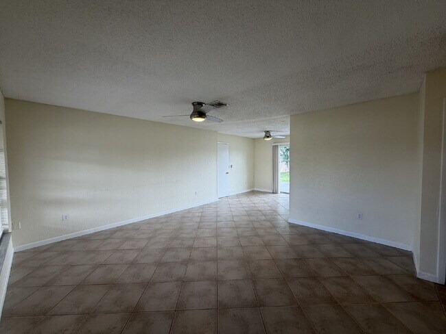 Building Photo - "Charming 3-Bedroom with 2 Full Baths in North Port"