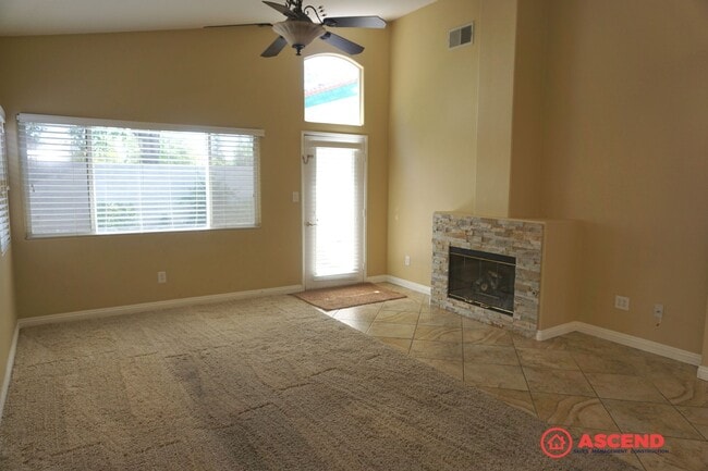 Building Photo - 3 Bedroom Home Near White Ln. & Gosford!