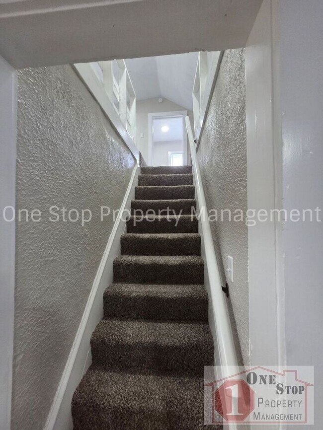 Building Photo - Beautiful 4 Bedroom 2 Bathroom in Kansas City!