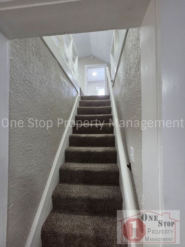 Building Photo - Beautiful 5 Bedroom 2 Bathroom in Kansas City!