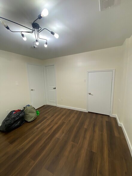 Building Photo - 915 Newington Ct