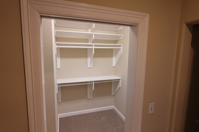 Building Photo - 914 Main St