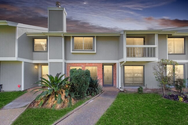 Building Photo - 5837 W Sunforest Dr