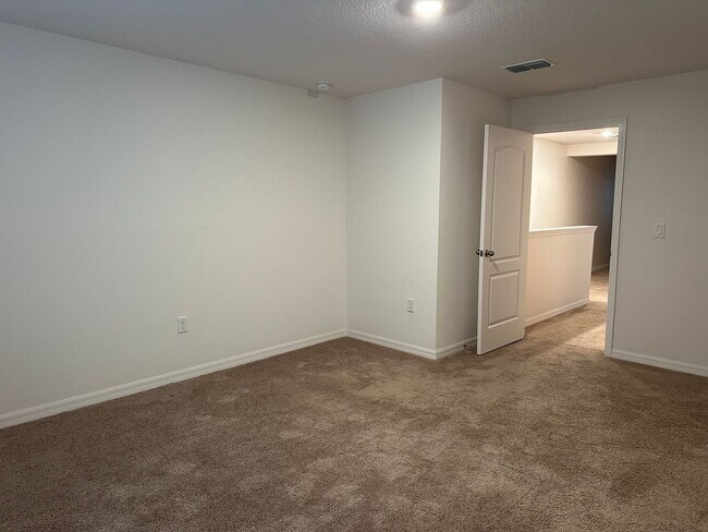 Building Photo - 3BR Townhome in Tavares with Open Floor Plan & Community Playground