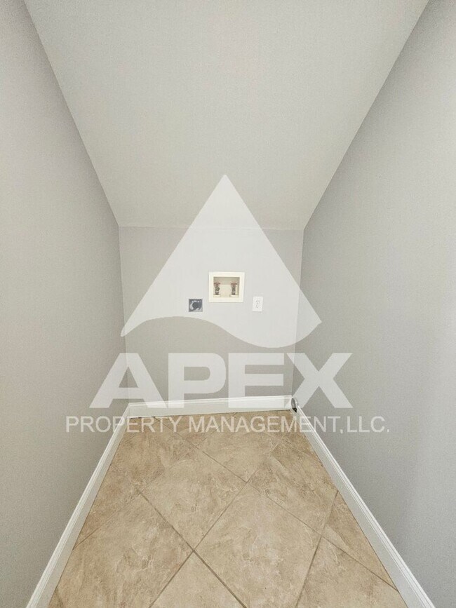 Building Photo - 3411/3413 Harvey Drive