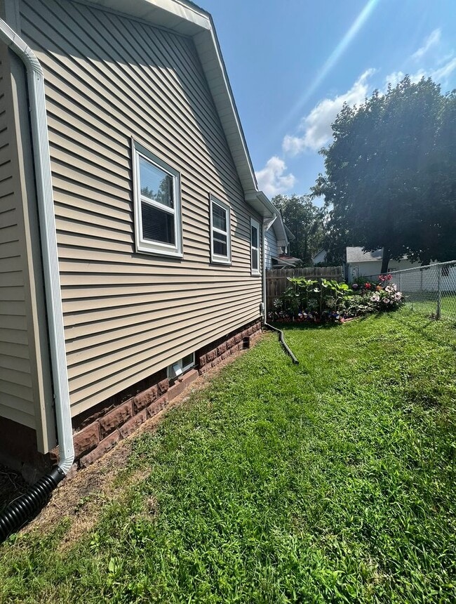 Building Photo - Updated 3BR Home with Central Air in Moline