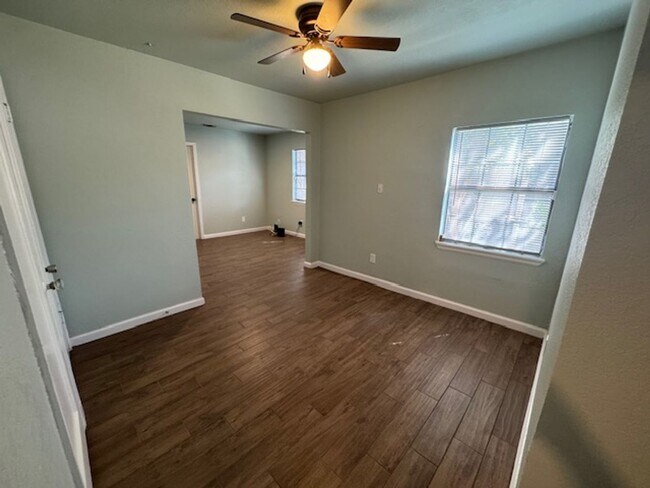 Building Photo - Nicely Remodeled Southside San Antonio Hom...