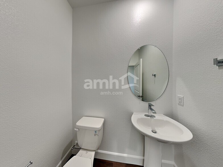 Building Photo - 836 Longwood Gdns St