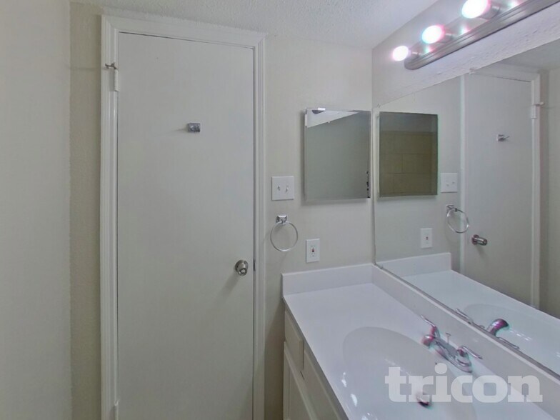 Building Photo - 6342 Briar Terrace Dr