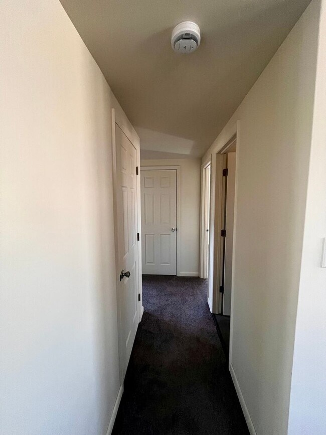 Building Photo - 4 Bed Single Family Home Available Now!
