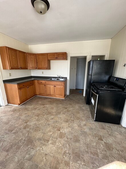 Kitchen - 2 N Winooski Ave