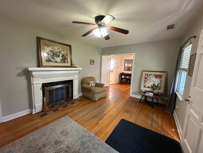 Building Photo - 3 BED | 1 BATH | SPACIOUS GATED BACKYARD |...
